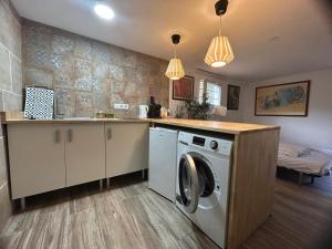 a kitchen with a washer and dryer in a room at Casa Fritz in Llagostera