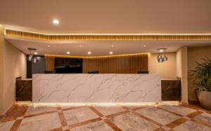 Un vestíbulo con un mostrador de recepción de mármol en un edificio. en Sunset Palace Beach Hotel - All Inclusive, en Mazatlán 41 fotos más