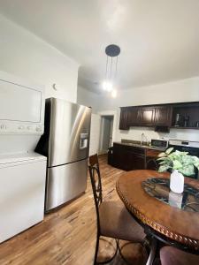 Η κουζίνα ή μικρή κουζίνα στο Entire House Near EPCC Campus unit 2 +8 φωτογραφίες