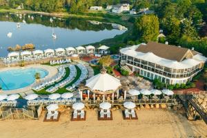une vue aérienne d'un complexe hôtelier avec piscine dans l'établissement Wequassett Resort and Golf Club, à East Harwich