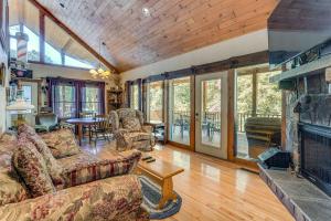 a living room with a couch and a fireplace at Deck and Sauna Avalon Woods Riverfront Retreat in Marble