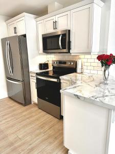 Kuchyň nebo kuchyňský kout v ubytování Newly built house in Stratford