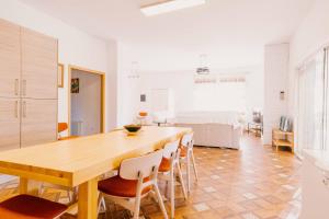 une cuisine et une salle à manger avec une table et des chaises en bois dans l'établissement Casa rural Gómez de Hita, à Caravaca de la Cruz