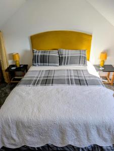 Postel nebo postele na pokoji v ubytování Aaron's apartment