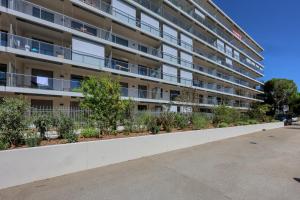 an apartment building with plants on the facade at short time suites Les Vagues du 5e in Saint-Laurent-du-Var