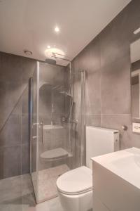 ein Badezimmer mit Dusche, Toilette und Waschbecken in der Unterkunft Staying Apt 6 in Tromsø