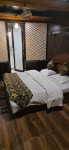 a bedroom with two beds in a room at Ninive Homestay in Nu Chid