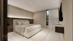 ein Schlafzimmer mit einem weißen Bett und einem Fenster in der Unterkunft Moderno y luminoso apartamento de 3 habitaciones 314 in Medellín