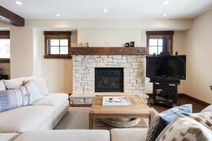 パークシティにあるSilver Star #404 - 3 Bed Condo w spaのソファと暖炉のあるリビングルーム
