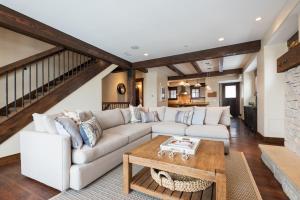 パークシティにあるSilver Star #404 - 3 Bed Condo w spaのソファとテーブルのあるリビングルーム