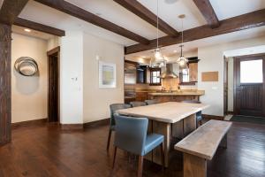 パークシティにあるSilver Star #404 - 3 Bed Condo w spaの木製のテーブルと椅子のあるキッチンとダイニングルーム
