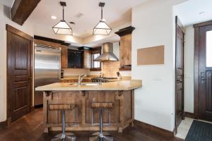 パークシティにあるSilver Star #404 - 3 Bed Condo w spaの木製の島(シンク付)のあるキッチン +12枚の写真