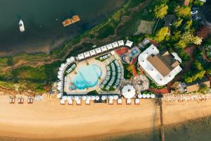 une vue aérienne d'un complexe hôtelier sur la plage dans l'établissement Wequassett Resort and Golf Club, à East Harwich
