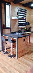 マサミトラにあるVillas Margarita - PANTERAのキッチン(シンクと椅子付きのカウンター付)