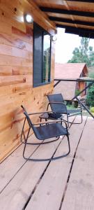 マサミトラにあるVillas Margarita - PANTERAのキャビンのデッキに座る椅子2脚
