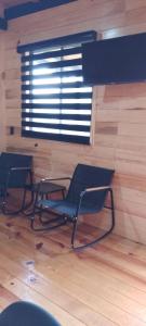 マサミトラにあるVillas Margarita - PANTERAの窓のある部屋(椅子2脚付)