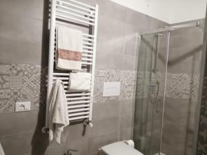Un baño con ducha, inodoro y lavabo. en Suite Petit, en Vairano Scalo