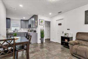 Η κουζίνα ή μικρή κουζίνα στο roomstr Cali Room 1 Bedroom in South Tampa with Shared Full Bathroom & FREE COFFEE +8 φωτογραφίες