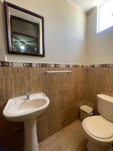 Koupelna v ubytování Hospedaje Mayo Huacachina