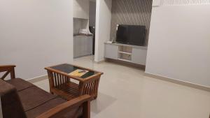 TV a/nebo společenská místnost v ubytování Lavender Airport Suite + 7 fotografií