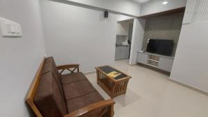 TV a/nebo společenská místnost v ubytování Lavender Airport Suite