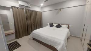 Postel nebo postele na pokoji v ubytování Lavender Airport Suite