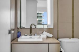 Ένα μπάνιο στο Downtown Skyline Suites +8 φωτογραφίες