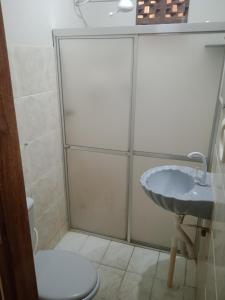 Vannituba majutusasutuses Cozy studio apartment close to the beach and everything!