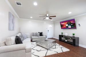 TV a/nebo společenská místnost v ubytování Walk to AT&T Stadium! Globe Life Park Texas Live! King Bed