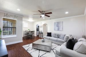 Posezení v ubytování Walk to AT&T Stadium! Globe Life Park Texas Live! King Bed