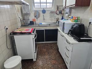 Η κουζίνα ή μικρή κουζίνα στο Ótima Suíte próximo a Praia dos Anjos