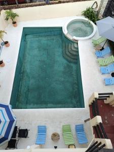 an overhead view of a swimming pool with chairs and a swimming pool at Hotel Papaya Surf in Puerto Escondido