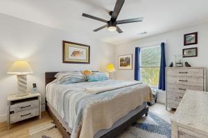Un dormitorio con una cama y un ventilador de techo. en Big Pine Escape, en Little Torch Key 15 fotos más