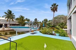 Un barco está atracado junto a un campo de golf. en Big Pine Escape, en Little Torch Key
