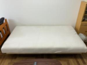 Ce lit se trouve dans un dortoir doté d'un matelas blanc. dans l'établissement Kofu Kitaguchi Plaza Building 908 - Vacation STAY 39123v, à Tachibanachō