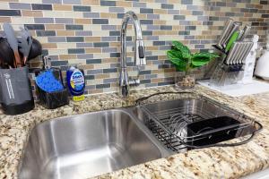 Kuchyň nebo kuchyňský kout v ubytování Walk to AT&T Stadium! Globe Life Park Texas Live! King Bed + 22 fotografií