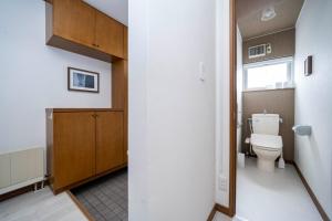 ein Badezimmer mit Toilette und Waschbecken in der Unterkunft Asahikawa - House - Vacation STAY 20194 in Shin-asahigawa + 92 Fotos