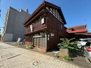 un petit bâtiment en bois sur le côté d'une rue dans l'établissement Hakodate City - Hotel - Vacation STAY 61124v, à Naka-hamachō