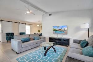 Posezení v ubytování Beach Family Tiki Villa Walk to Beach Heated Pool