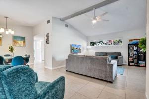 Posezení v ubytování Beach Family Tiki Villa Walk to Beach Heated Pool