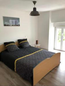 Un dormitorio con una cama grande en una habitación. en Appartement F3 - 1er étage, en Pontorson