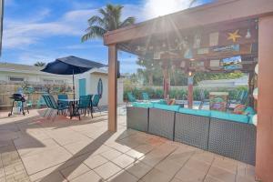 Bazén v ubytování Beach Family Tiki Villa Walk to Beach Heated Pool nebo v jeho okolí