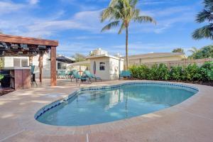 Bazén v ubytování Beach Family Tiki Villa Walk to Beach Heated Pool nebo v jeho okolí