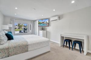 Postel nebo postele na pokoji v ubytování Beach Family Tiki Villa Walk to Beach Heated Pool + 56 fotografií