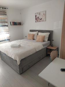 Un dormitorio con una cama grande con dos almohadas. en Apartman Mila, en Županja