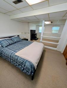 a bedroom with a bed in a room at Summit & Shore House, Whole House in Colchester