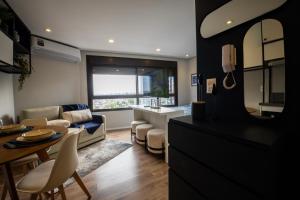 un salon avec un canapé et une table dans l'établissement Loft 907 Parque Una - Aurora, à Pelotas