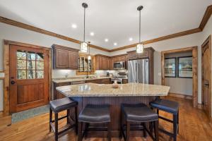 una cucina con una grande isola con sgabelli da bar di Our Evergreen Retreat a Boone Fork