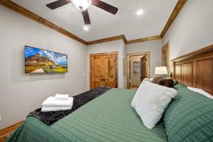 una camera con letto verde e soffitto di Our Evergreen Retreat a Boone Fork