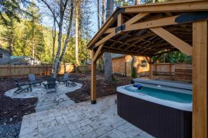 eine Terrasse mit Pool und Holzpavillon in der Unterkunft Stay Portland - Alpine Retreat Hot Tub, Fire Pit & Game Room in Rhododendron + 107 Fotos